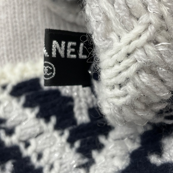 CHANEL GREY / NAVY / SILVER METALLIC CC LOGO CASHMERE KNIT BEANIE AND ARM WARMER - Picture 8 of 14